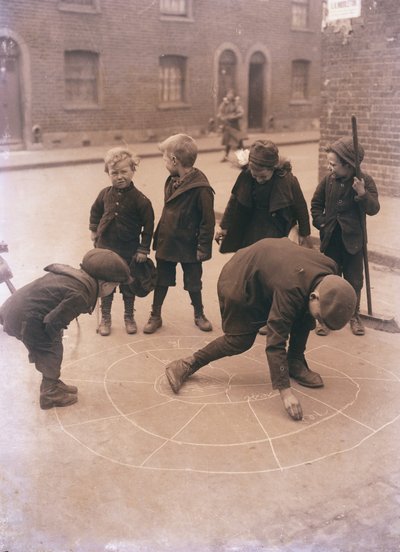 Kinder spielen auf den Straßen von London von English Photographer